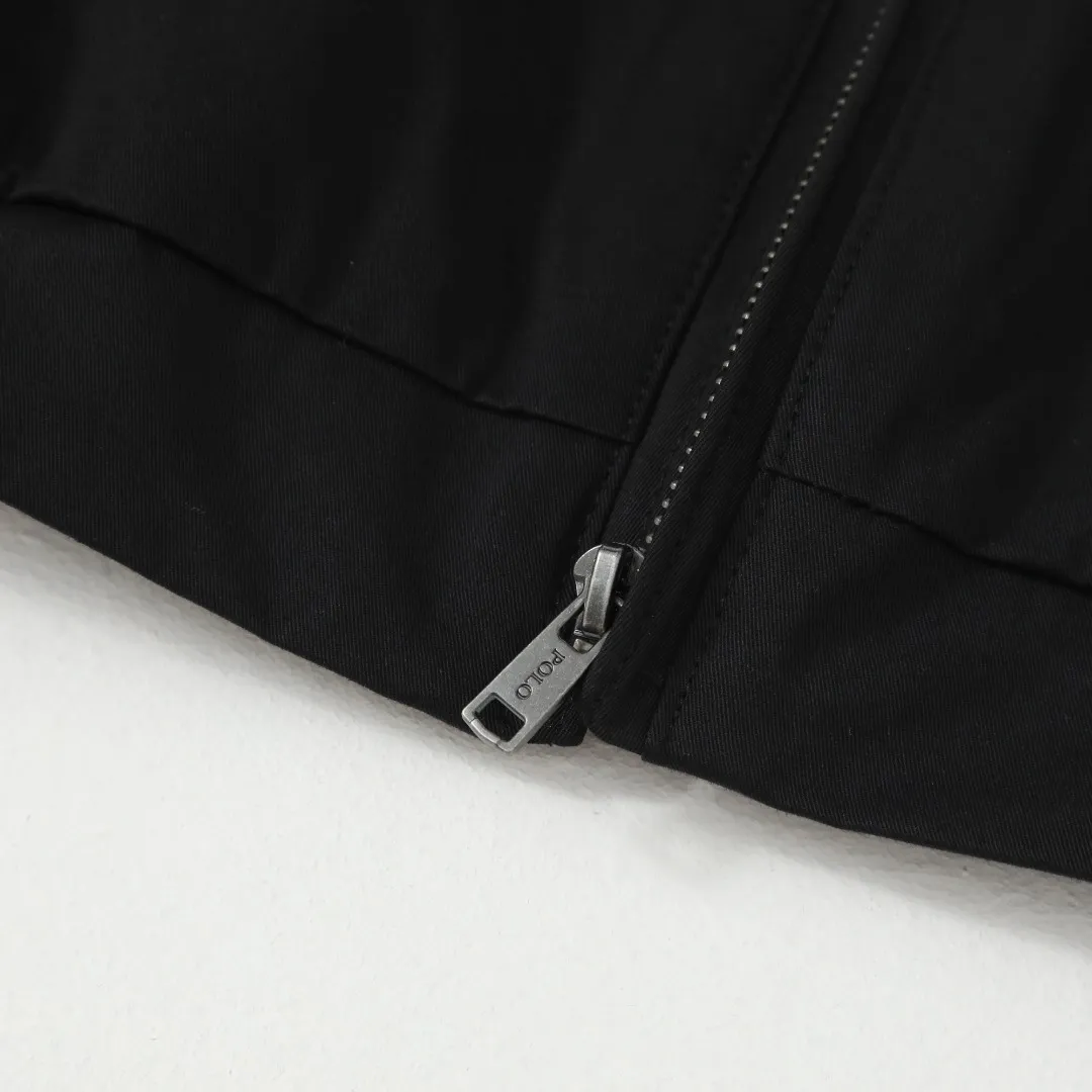 P350 #R25 Ralph Lauren/Ralph Lauren classic unisex old cadre zipper jacket RL12168 Same style as Yi Mengling Item number: RL12168 Recommended by many fashion bloggers, the Harrington jacket's lapel zipper windproof design perfectly blends casual style with street trend elements, making it very suitable for neutral wear. The fabric texture of the jacket is excellent and comfortable to wear. It is a very versatile and trendy jacket. Original development, 100% pure cotton fabric, exquisite embroidery, evergreen style for all seasons, feel free to buy it, retro will never go out of style!  Color: Khaki Black Navy Dark Green Brown Size: S/M/L/XL Length: 68/70/72/74 Bust: 128/132/136/140 Shoulder Width: 52/53/54/55